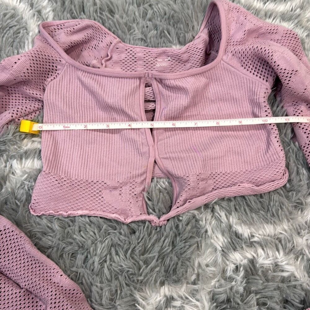 Urban outfitters seamless purple top size Xs Has key hole design and stretches - Picture 3 of 5